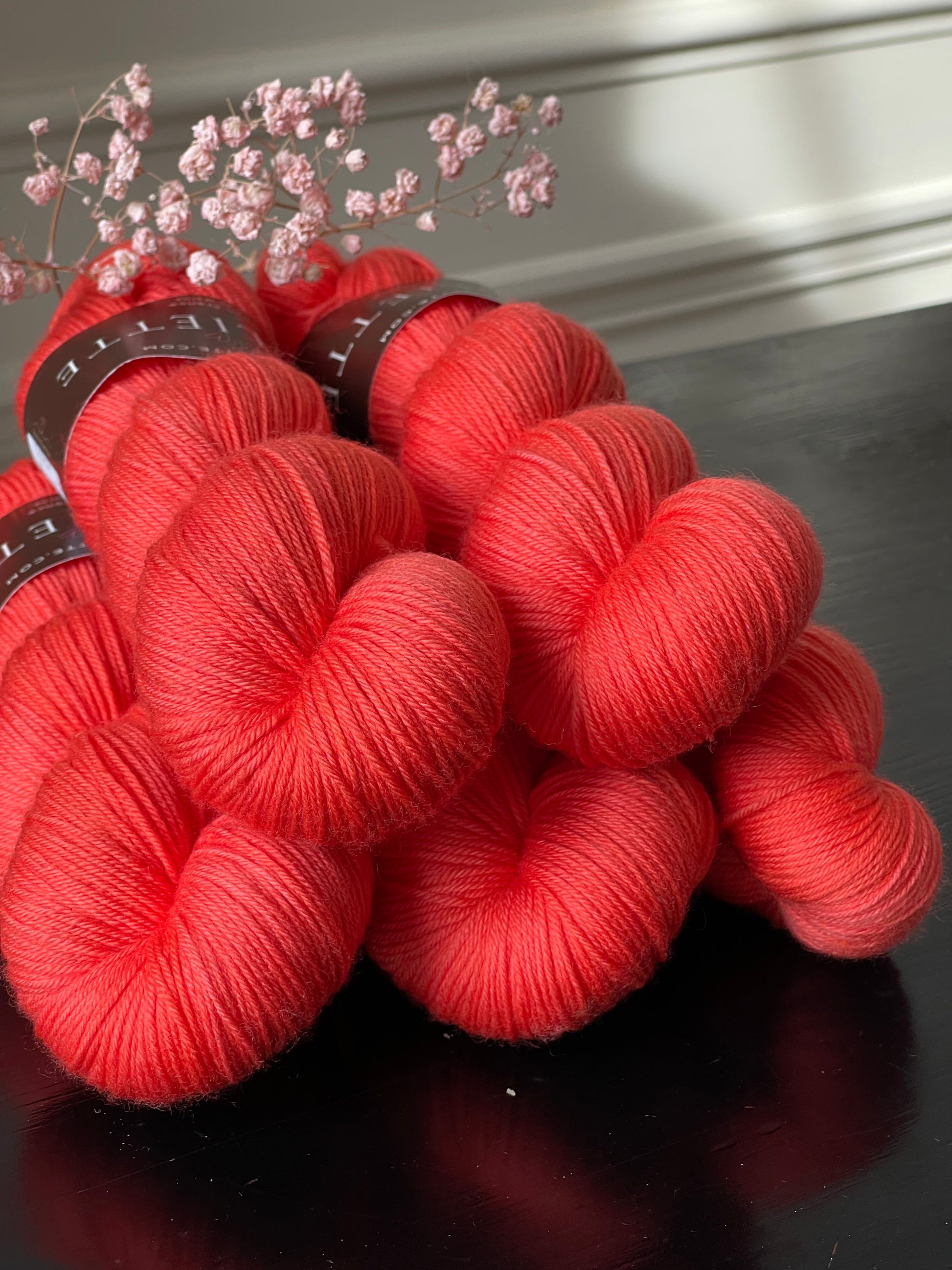 Écheveau laine mérinos nylon fingering Famosa 100g 400m corail vif lumineux Wooliette