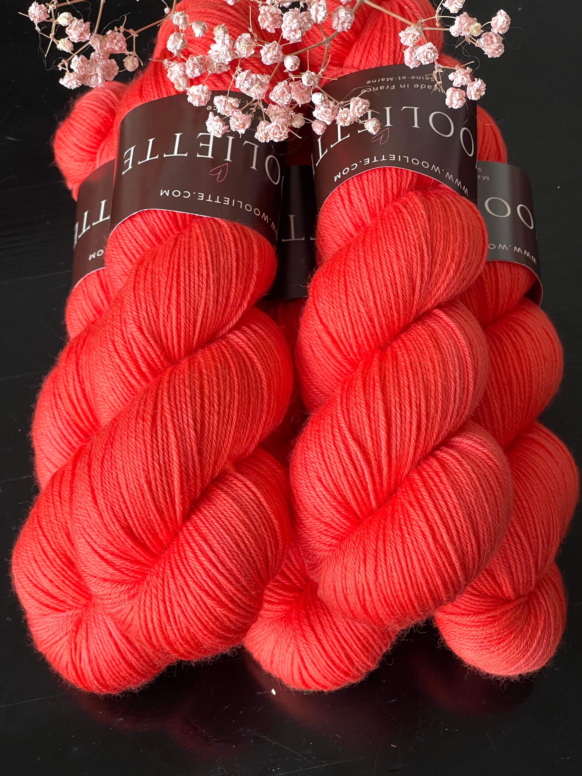 Laine Cybele Fingering mérinos nylon Famosa corail vif teinte main Wooliette