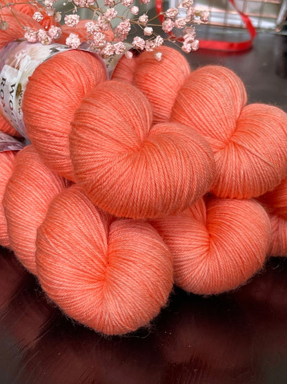 Écheveau laine mérinos nylon fingering Lilou 100g 400m corail vif Wooliette