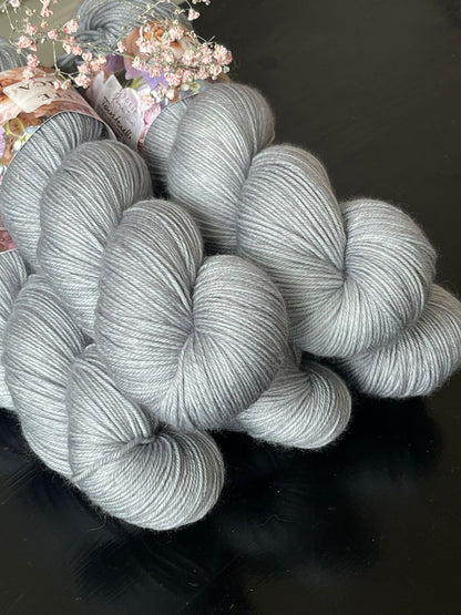 Écheveau laine mérinos nylon fingering Tourterelle 100g 400m gris doux bleuté Wooliette
