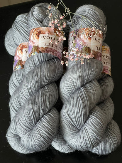 Laine Cybele Romantica mérinos nylon Tourterelle gris clair teinte main Wooliette