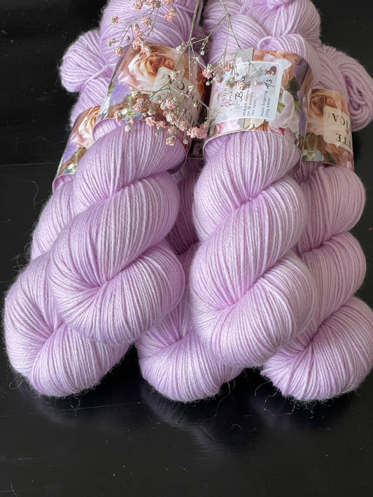 Laine Cybele Romantica mérinos nylon Biche lilas pâle teinte main Wooliette