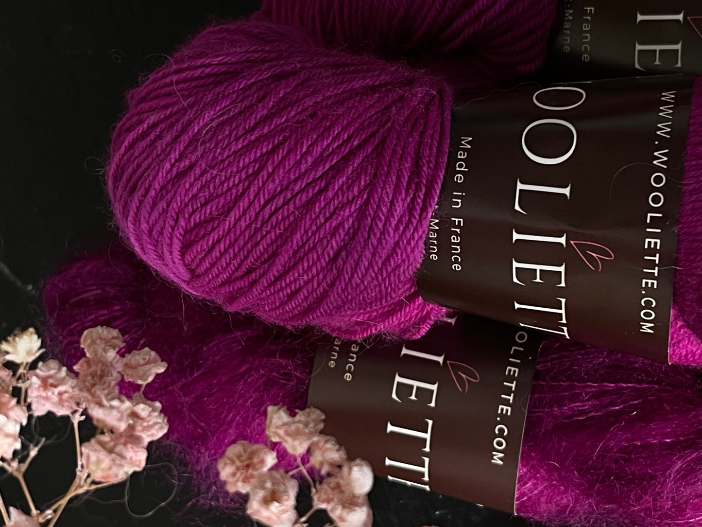Détail texture laine Cybele mérinos nylon coloris magenta violacé Barroco Wooliette