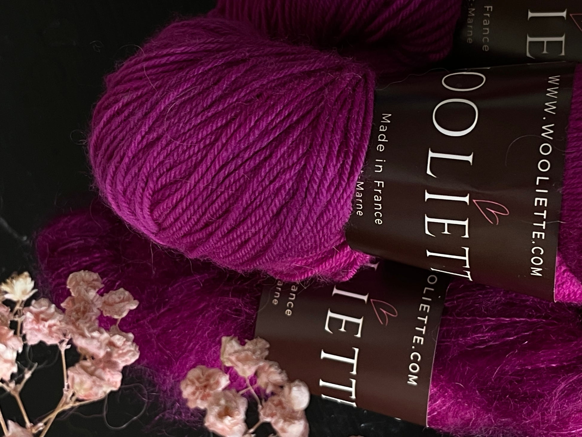 Détail texture laine Cybele mérinos nylon coloris magenta violacé Barroco Wooliette