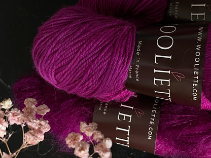 Détail texture laine Cybele mérinos nylon coloris magenta violacé Barroco Wooliette