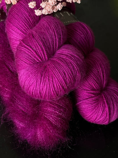Laine Cybele Fingering mérinos nylon Barroco magenta profond teinte main Wooliette