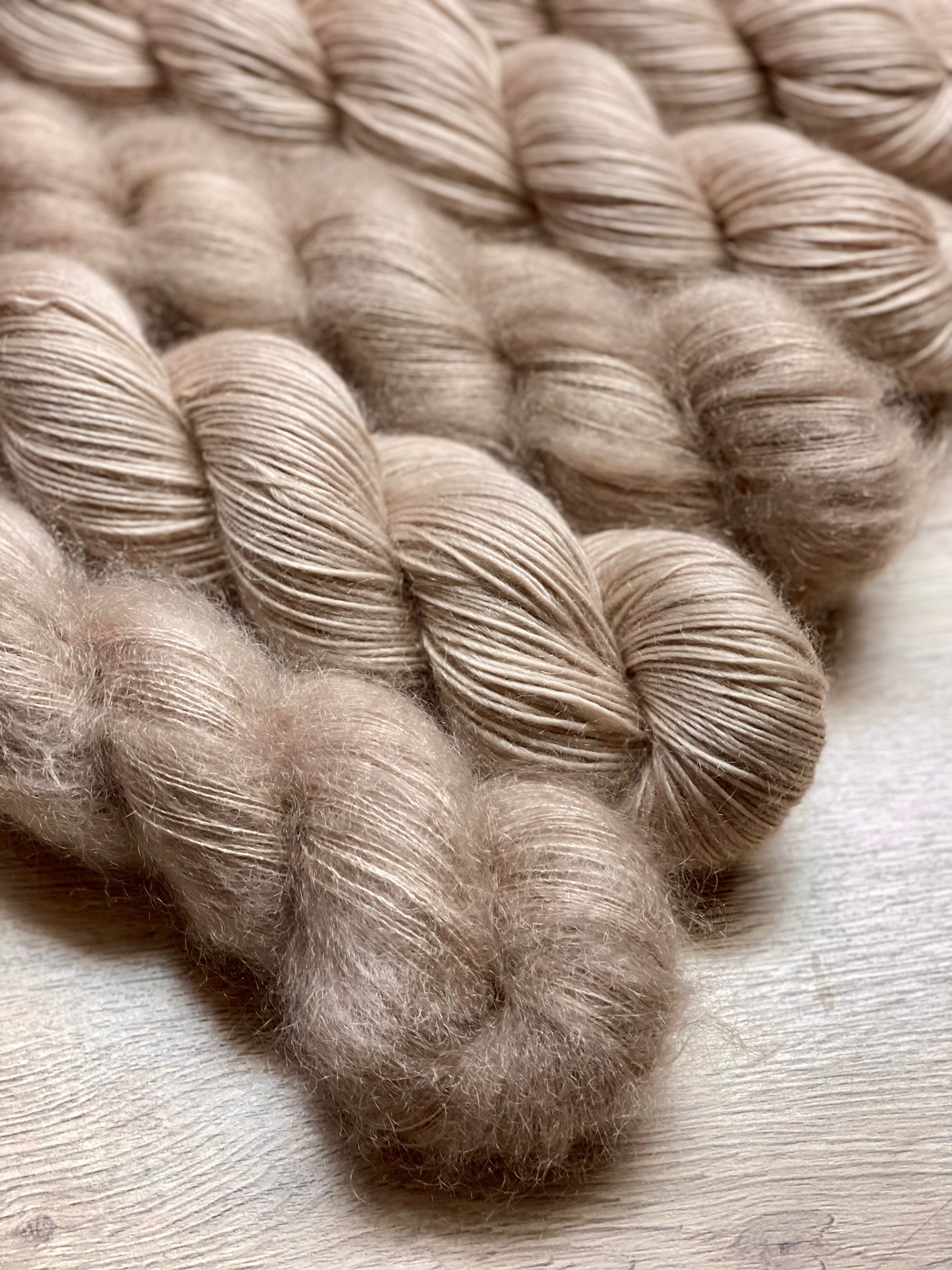 Écheveau laine single mérinos mohair fingering Café Latté 100g 400m beige lin crémeux Wooliette