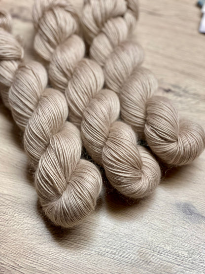 Détail texture laine Bellezza mérinos kid mohair coloris beige naturel Café Latté Wooliette