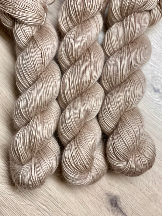Laine Bellezza Fingering mérinos kid mohair Café Latté beige lin teinte main Wooliette