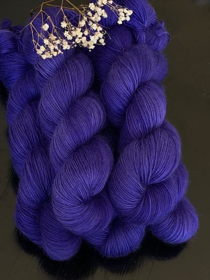 Écheveau laine single mérinos mohair fingering Betty Blue 100g 400m bleu indigo profond Wooliette