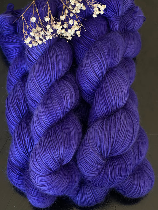 Laine Bellezza Fingering mérinos kid mohair Betty Blue bleu indigo teinte main Wooliette