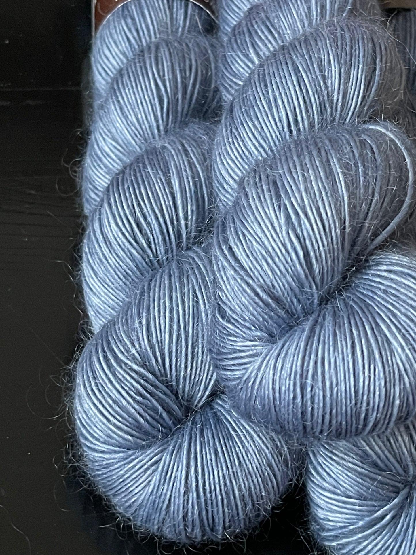 Écheveau laine single mérinos mohair fingering Pop Blue 100g 400m bleu denim grisé Wooliette