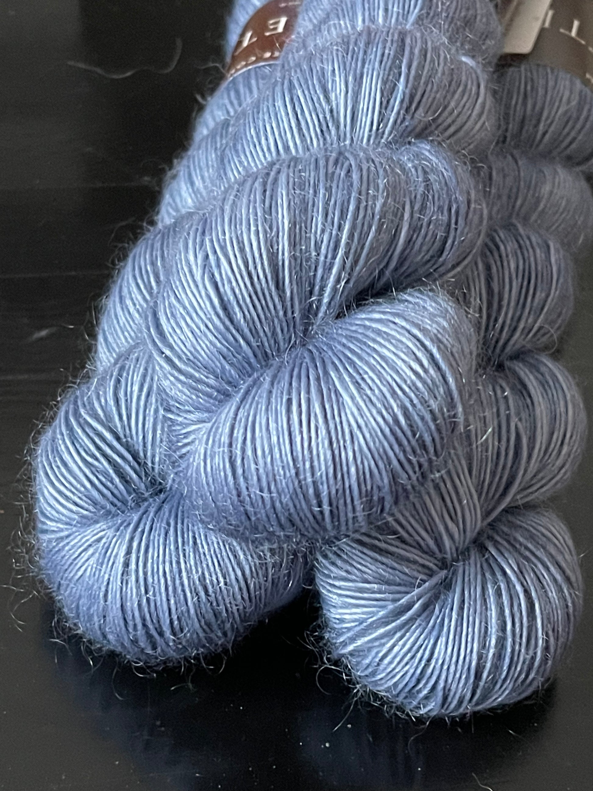 Détail texture laine Bellezza mérinos kid mohair coloris bleu jean Pop Blue Wooliette