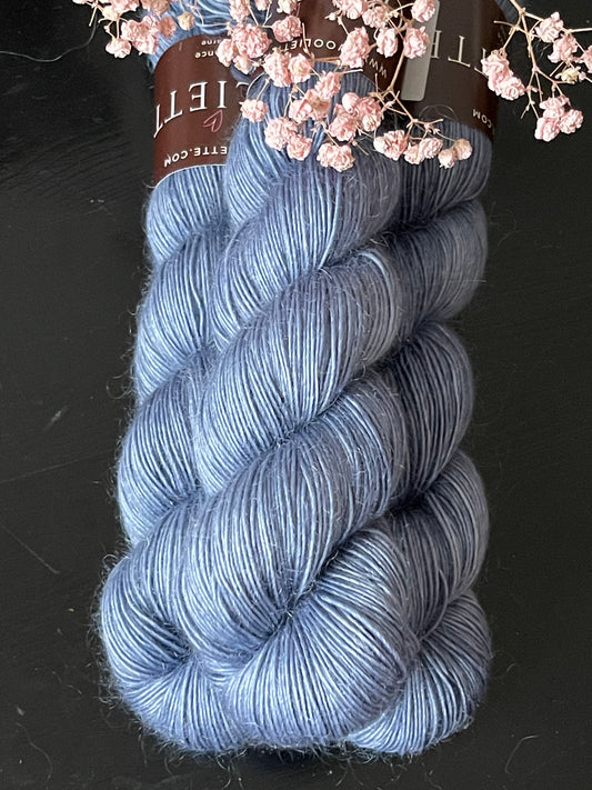 Laine Bellezza Fingering mérinos kid mohair Pop Blue bleu jean teinte main Wooliette