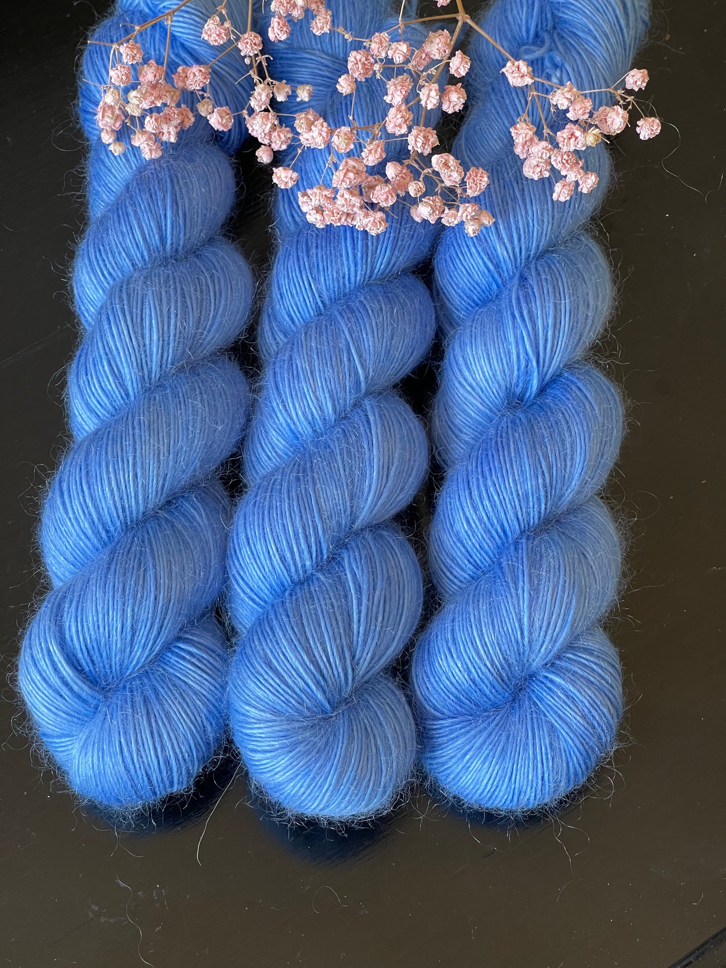 Détail texture laine Bellezza mérinos kid mohair coloris bleu vif Stellaire Wooliette