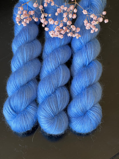 Détail texture laine Bellezza mérinos kid mohair coloris bleu vif Stellaire Wooliette