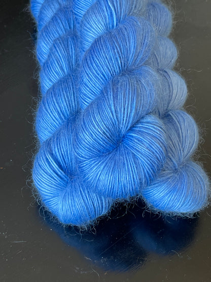 Laine Bellezza Fingering mérinos kid mohair Stellaire bleu roi teinte main Wooliette