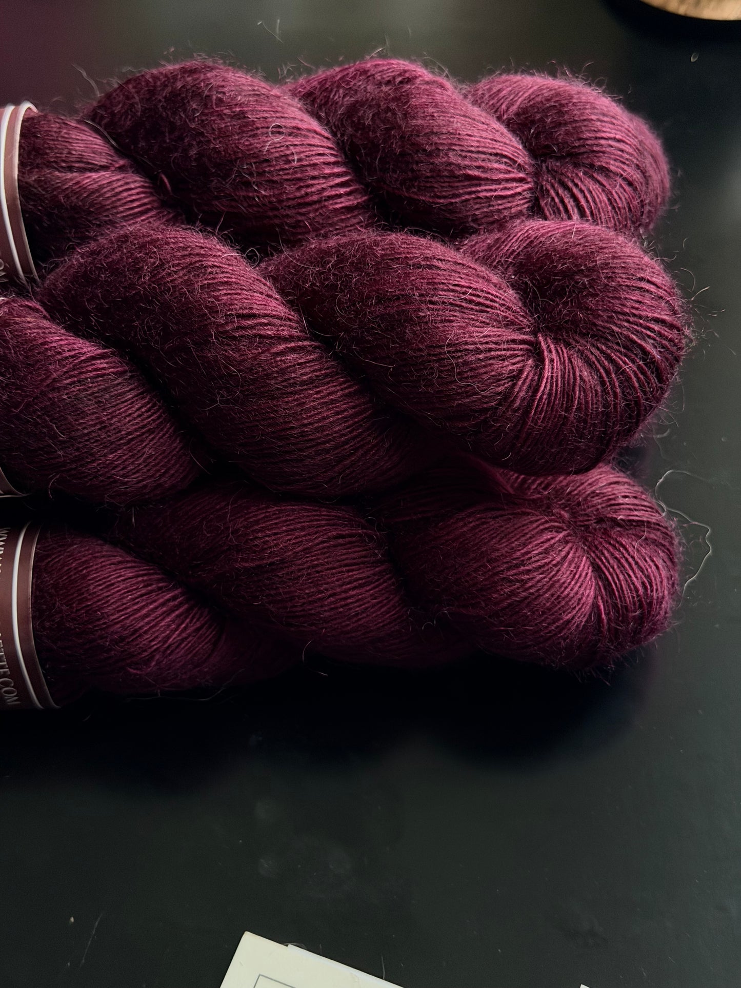 Écheveau laine single mérinos mohair fingering Nuit Toscane 100g 400m bordeaux lie-de-vin Wooliette