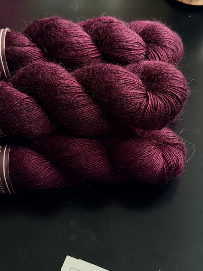Écheveau laine single mérinos mohair fingering Nuit Toscane 100g 400m bordeaux lie-de-vin Wooliette