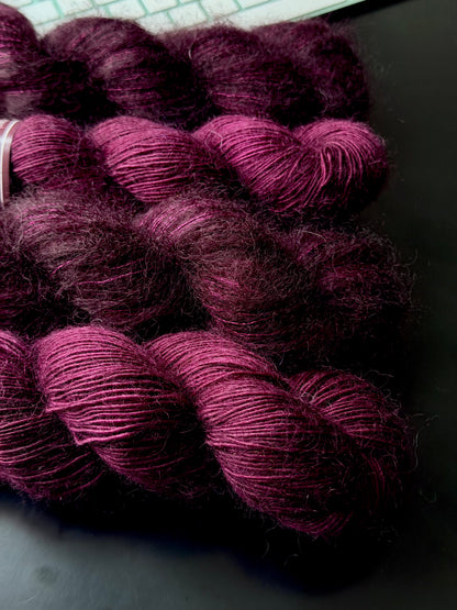 Détail texture laine Bellezza mérinos kid mohair coloris raisin mûr Nuit Toscane Wooliette