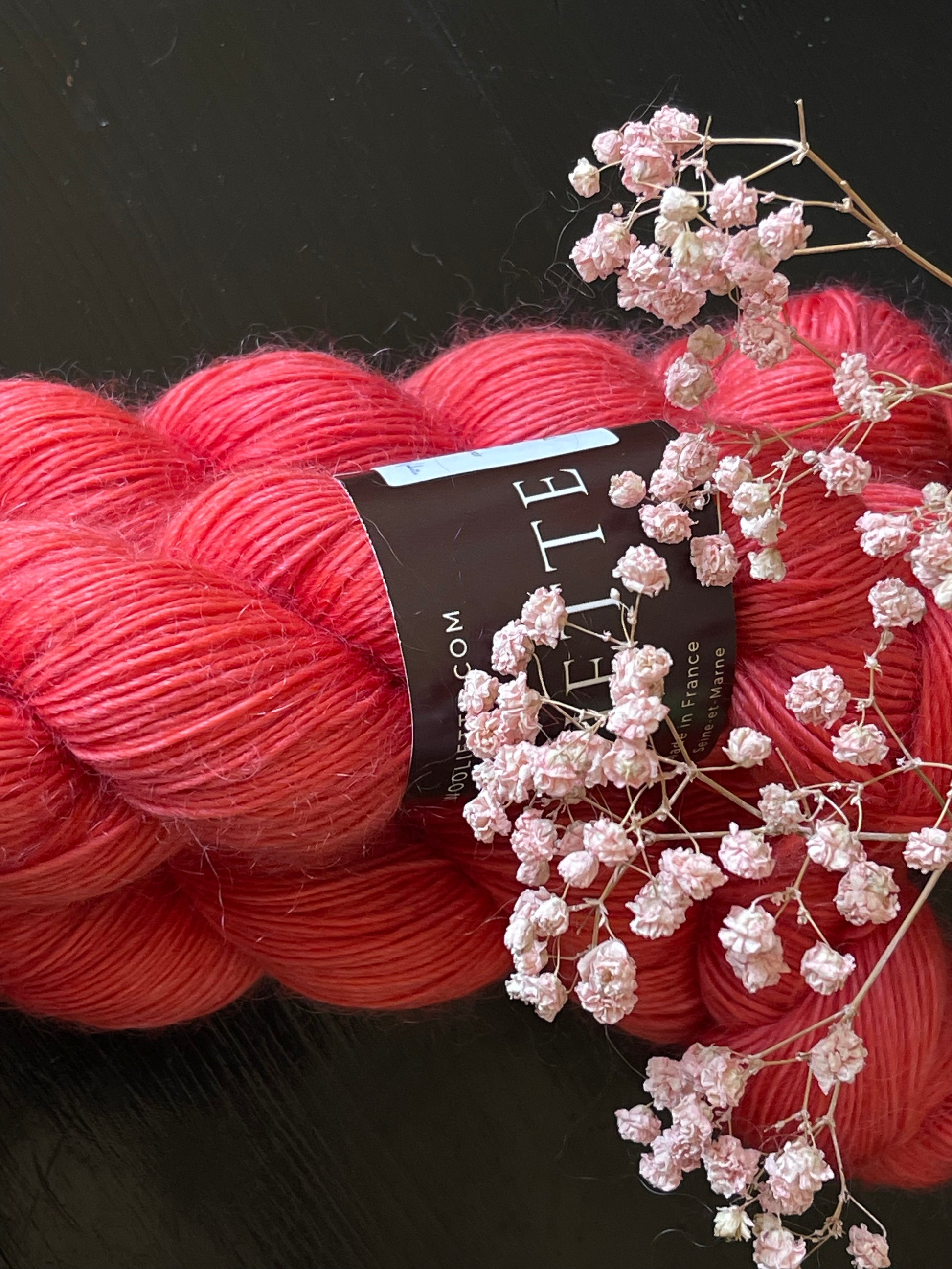 Écheveau laine single mérinos mohair fingering Famosa 100g 400m corail vif lumineux Wooliette