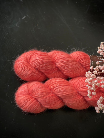 Détail texture laine Bellezza mérinos kid mohair coloris corail orangé Famosa Wooliette