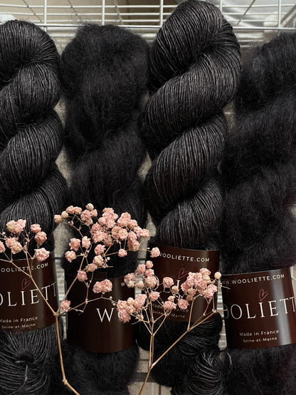 Détail texture laine Bellezza mérinos kid mohair coloris noir Blacklisted Wooliette