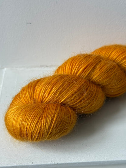 Laine Bellezza Fingering mérinos kid mohair Eldorado ocre doré teinte main Wooliette