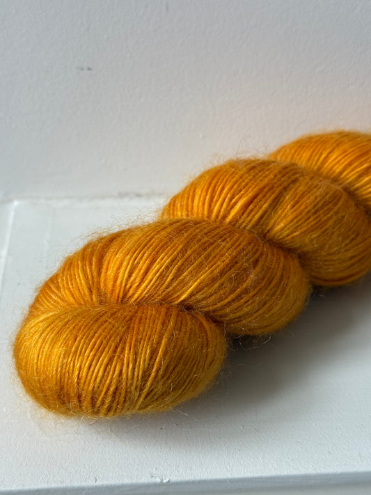 Laine Bellezza Fingering mérinos kid mohair Eldorado ocre doré teinte main Wooliette