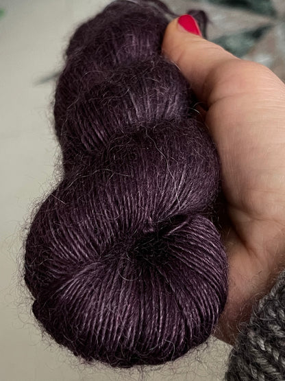 Écheveau laine single mérinos mohair fingering Moody 100g 400m prune profond aubergine Wooliette