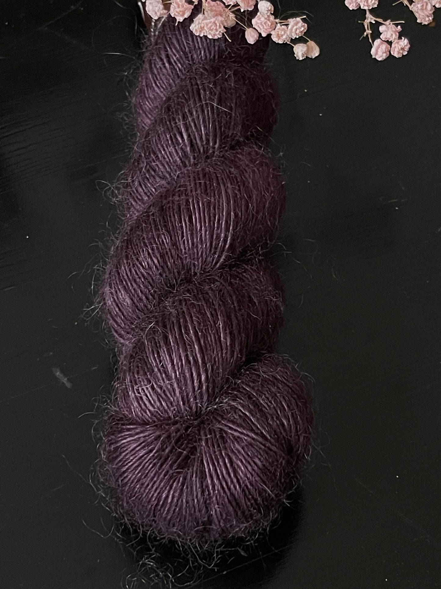 Détail texture laine Bellezza mérinos kid mohair coloris prune sombre Moody Wooliette
