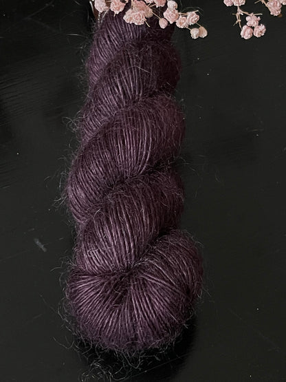 Détail texture laine Bellezza mérinos kid mohair coloris prune sombre Moody Wooliette