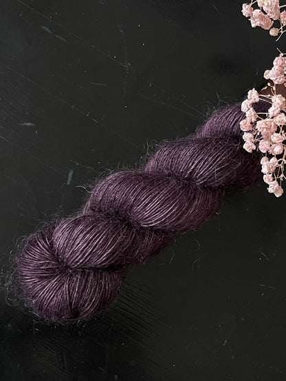 Laine Bellezza Fingering mérinos kid mohair Moody prune teinte main Wooliette