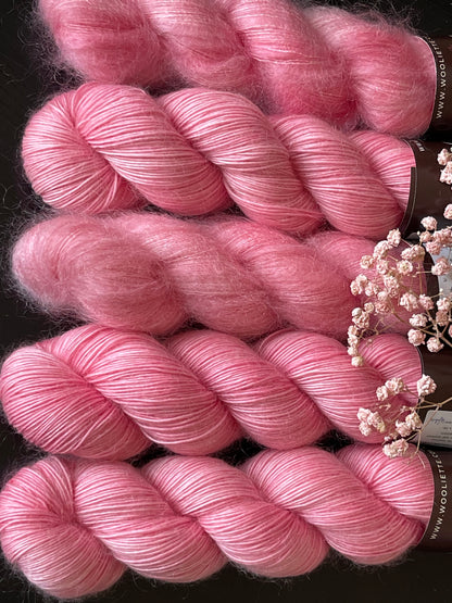 Détail texture laine Bellezza mérinos kid mohair coloris rose gourmand Chamallow Wooliette