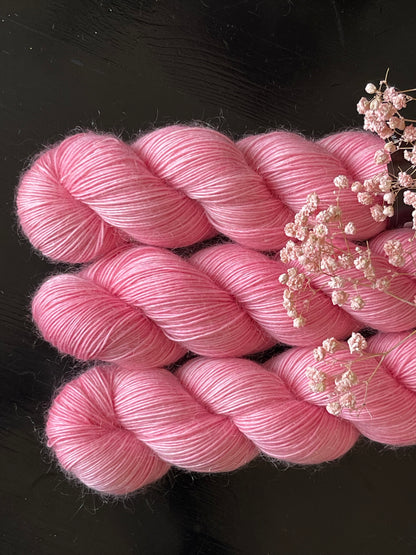 Laine Bellezza Fingering mérinos kid mohair Chamallow rose bonbon teinte main Wooliette