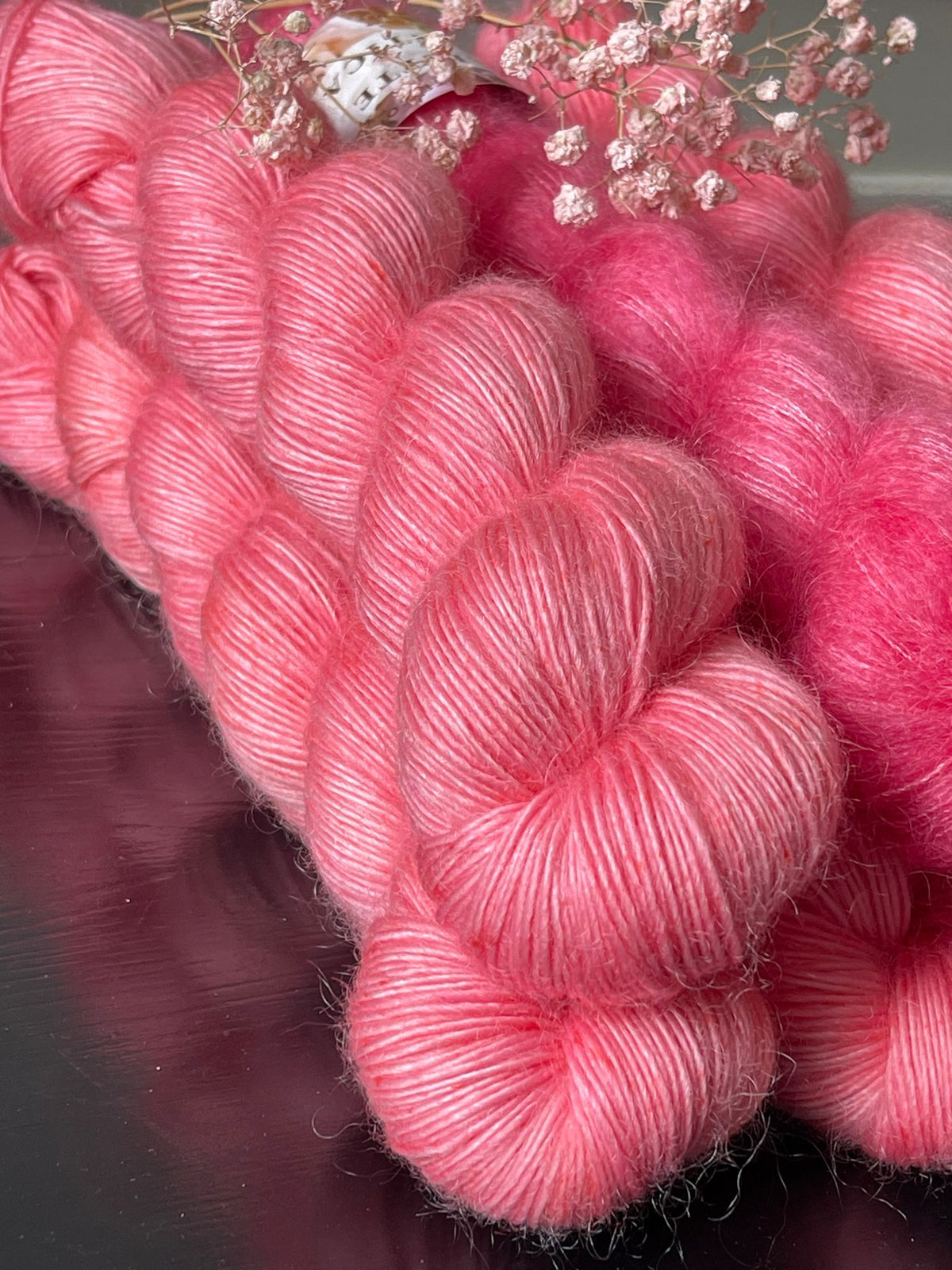 Écheveau laine single mérinos mohair fingering Dolce Vita 100g 400m rose framboise vif Wooliette