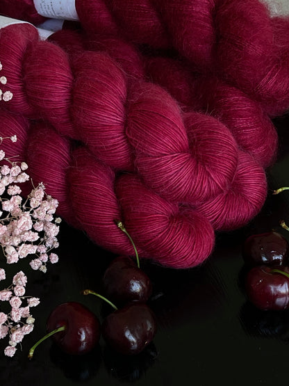Écheveau laine single mérinos mohair fingering Burlesque 100g 400m rouge cerise grenat Wooliette