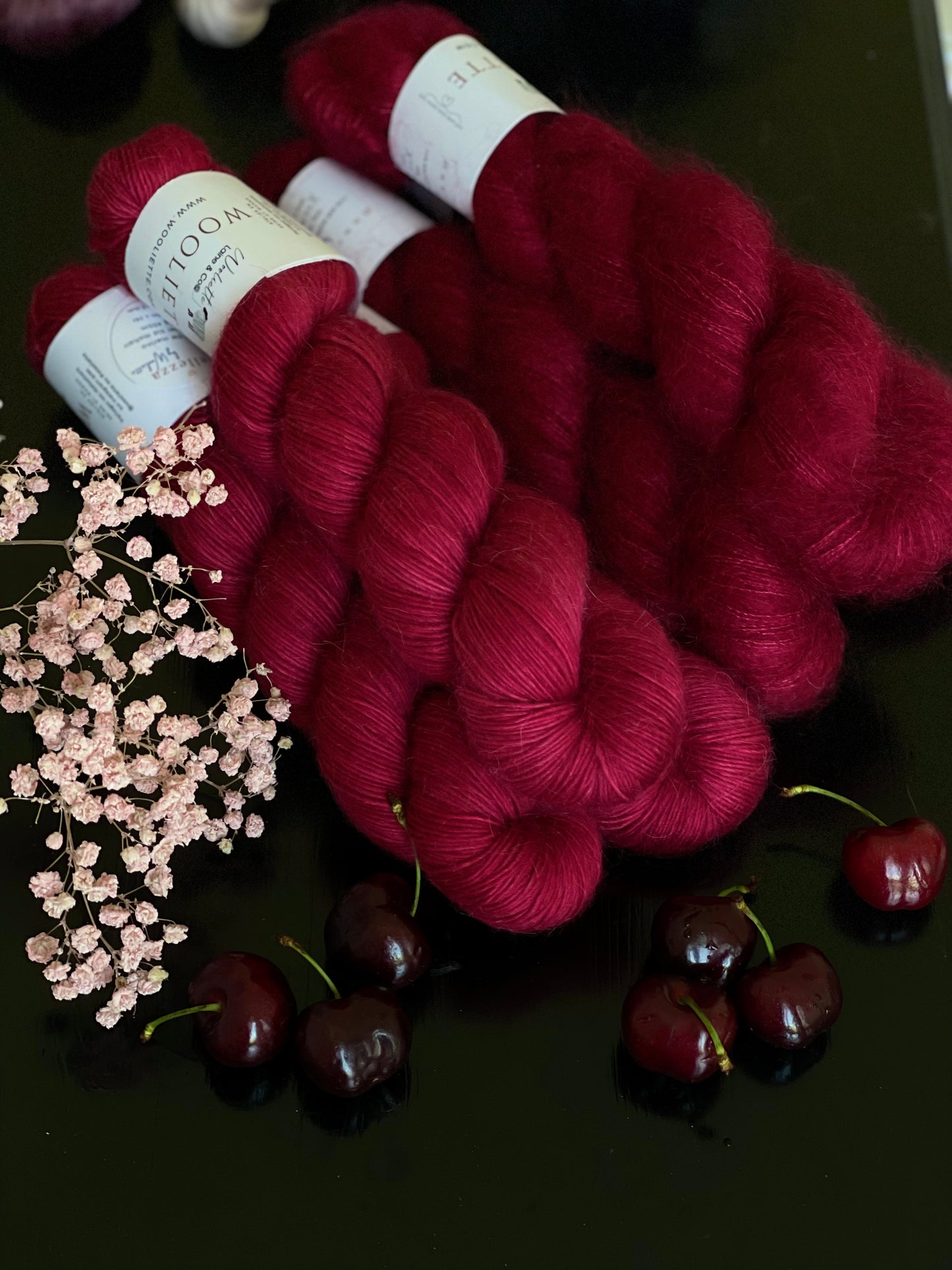 Détail texture laine Bellezza mérinos kid mohair coloris rouge profond Burlesque Wooliette