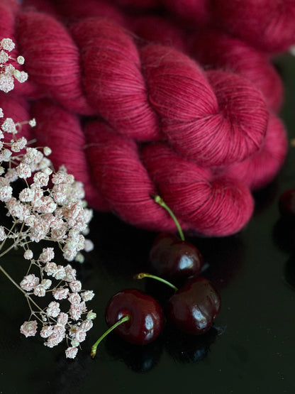 Laine Bellezza Fingering mérinos kid mohair Burlesque rouge cerise teinte main Wooliette