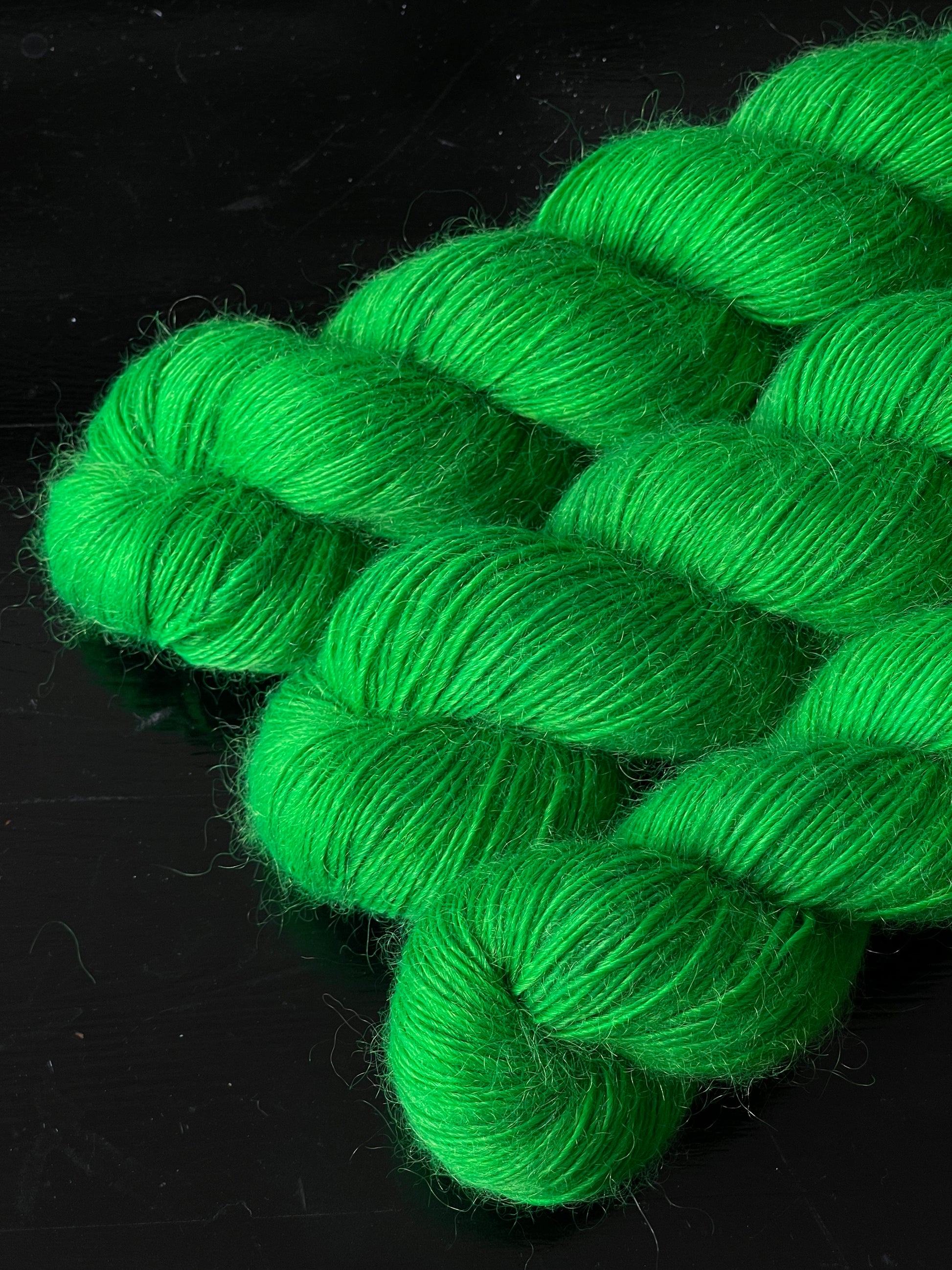 Écheveau laine single mérinos mohair fingering Verde 100g 400m vert vif prairie Wooliette