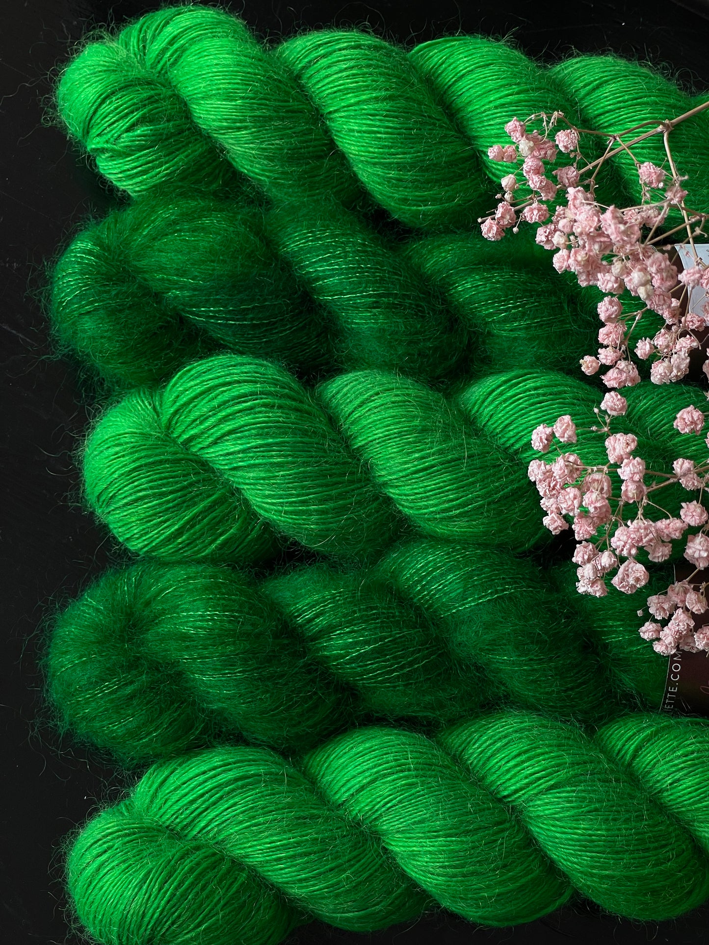 Détail texture laine Bellezza mérinos kid mohair coloris vert éclatant Verde Wooliette
