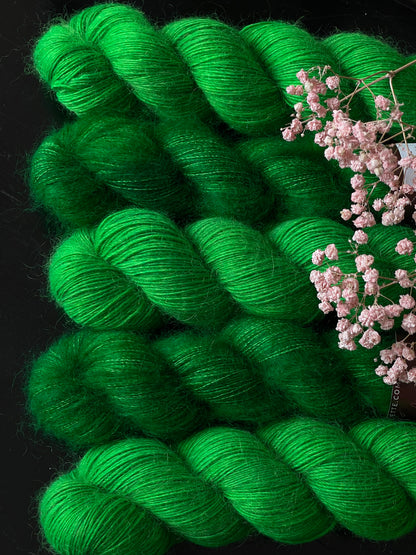 Détail texture laine Bellezza mérinos kid mohair coloris vert éclatant Verde Wooliette