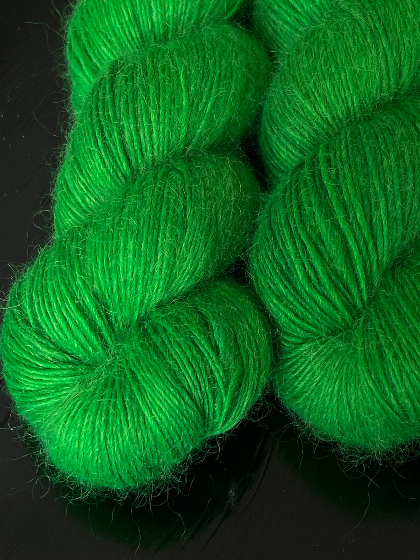Laine Bellezza Fingering mérinos kid mohair Verde vert vif teinte main Wooliette