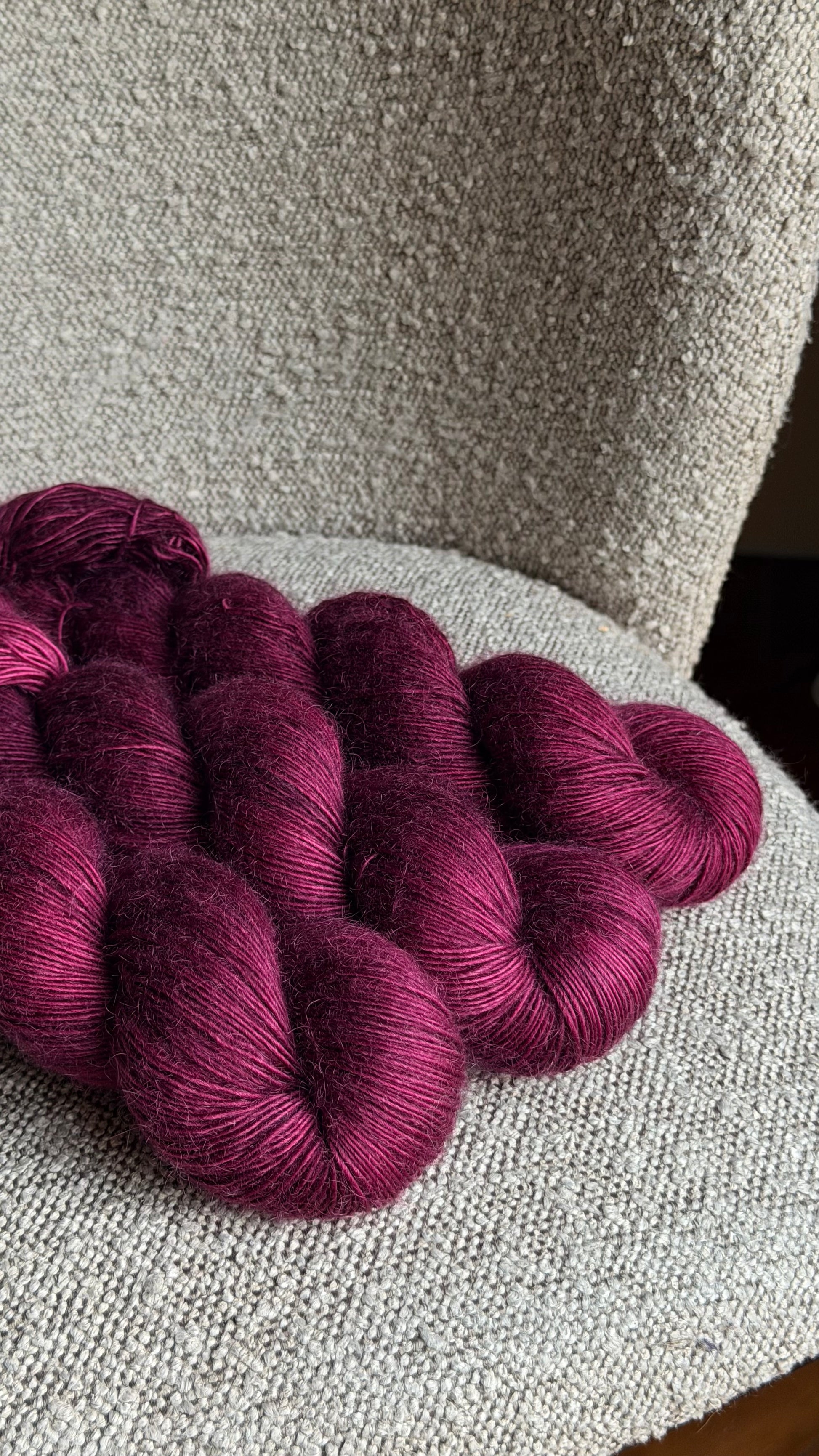 Détail texture laine Bellezza mérinos kid mohair coloris violet profond Prunelle Wooliette