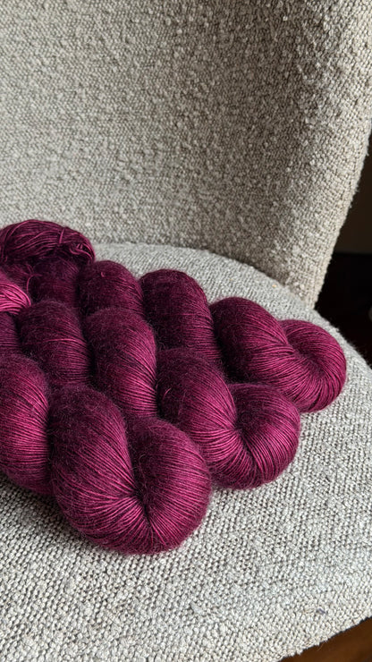 Détail texture laine Bellezza mérinos kid mohair coloris violet profond Prunelle Wooliette