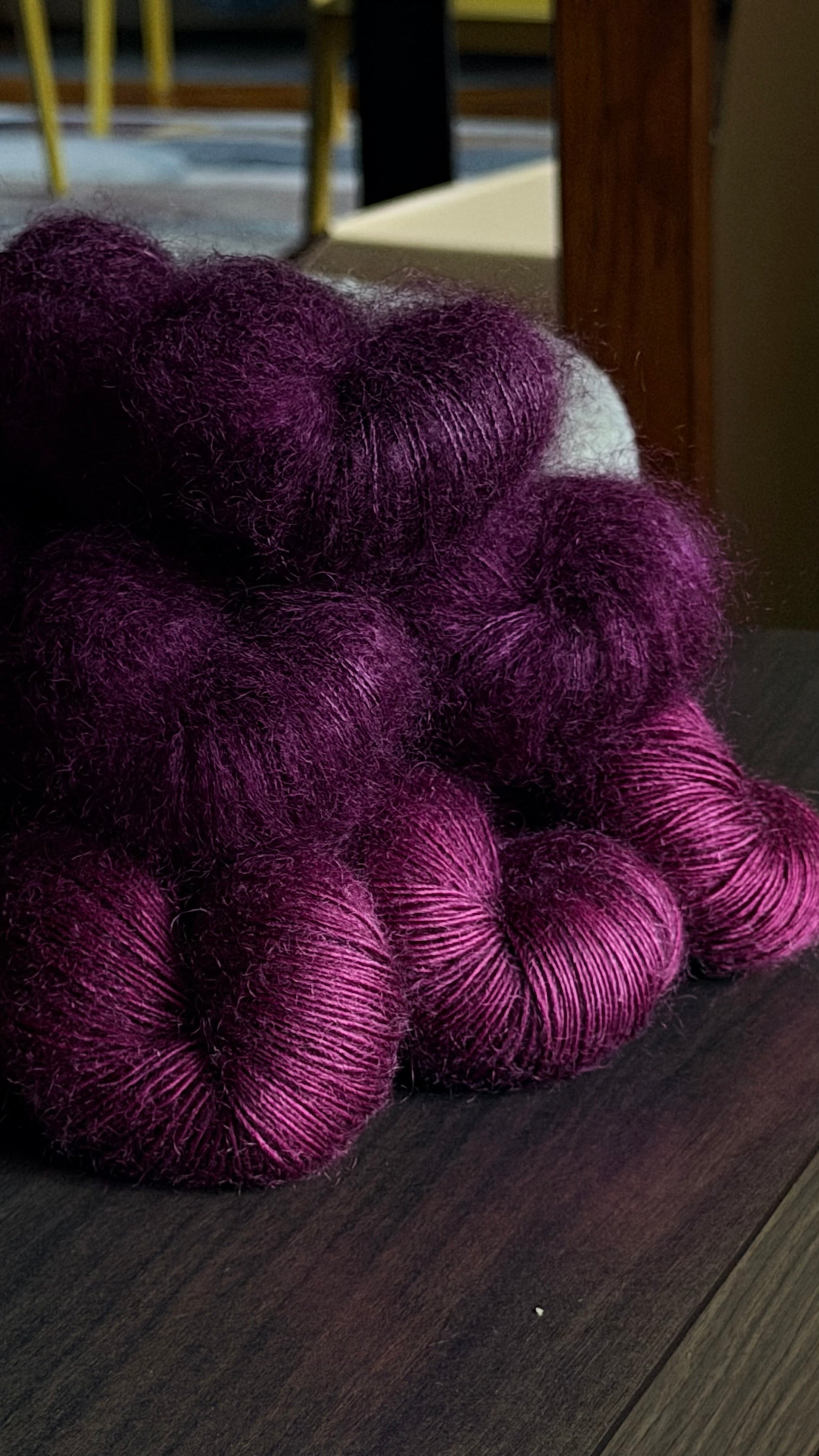 Laine Bellezza Fingering mérinos kid mohair Prunelle violet profond teinte main Wooliette
