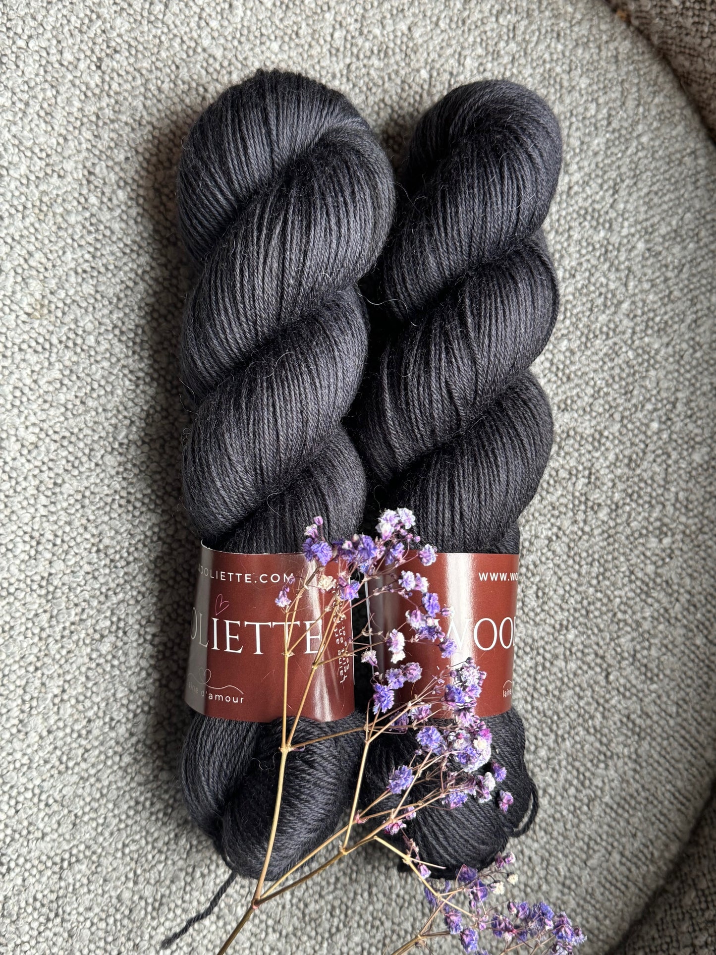 Détail texture laine Cybele mérinos nylon coloris noir Onyx Wooliette