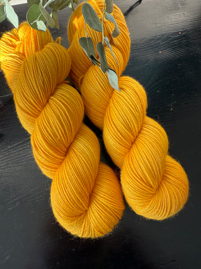 Détail texture laine Cybele mérinos nylon coloris doré bronze Eldorado Wooliett