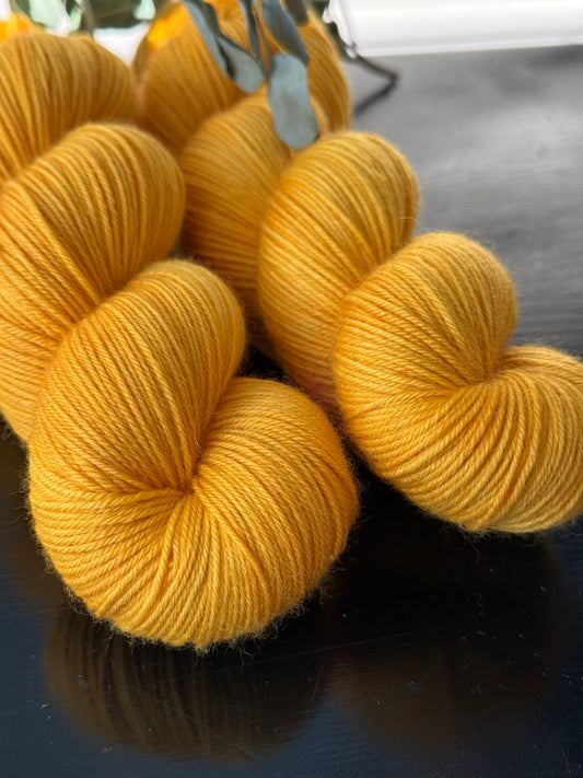 Laine Cybele Fingering mérinos nylon El Dorado ocre doré teinte main Wooliette