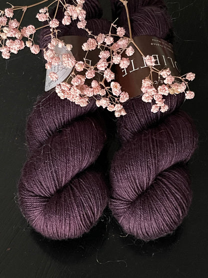 Écheveau laine mérinos nylon fingering Moody 100g 400m prune profond aubergine Wooliette